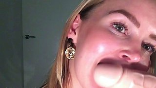 Blonde solo toying