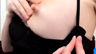 Belle brune poilue s'amuse avec son minou