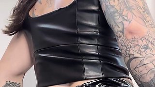 Amateur Latina Milf Masturbates on Cam