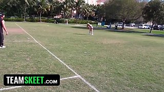 Pretty blondie stunner gets her snatch stretched