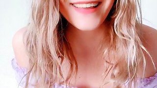 Amateur Webcam Cute Teen Plays Solo with Big Dildo